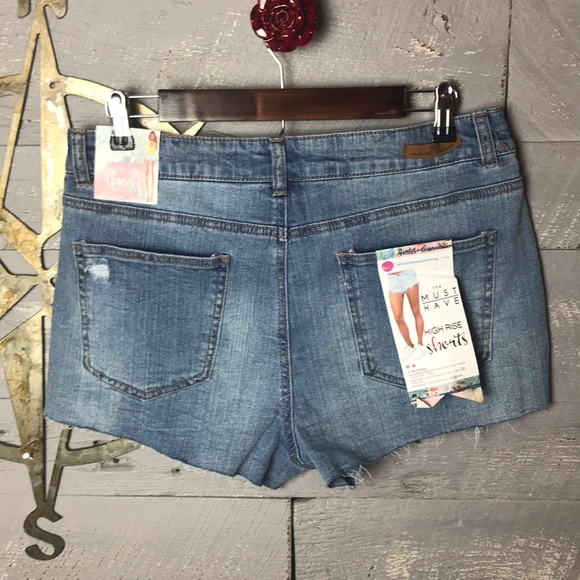 Must have high rise shorts - Picture 5 of 6